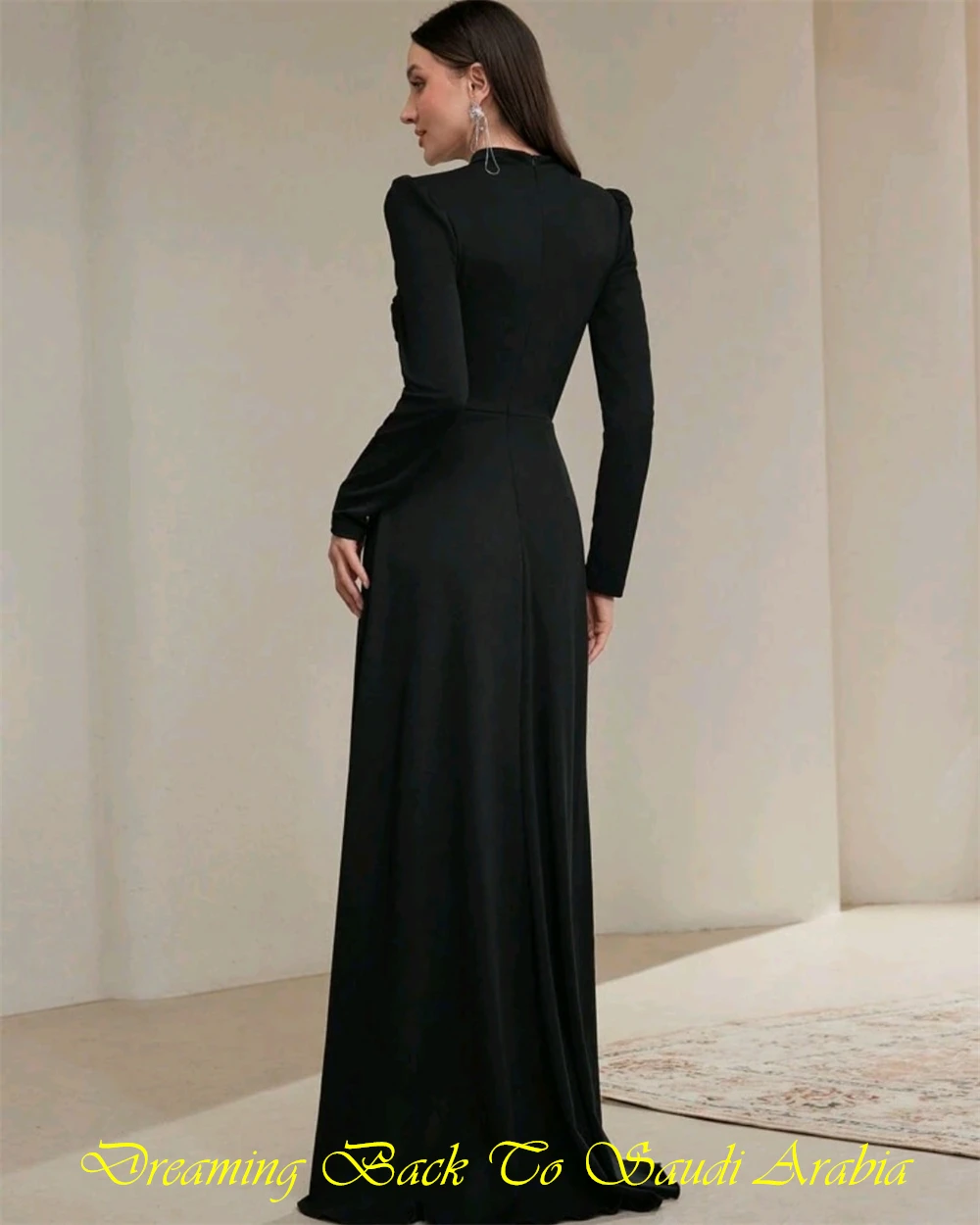 

Классическое вечернее платье из черного джерси по индивидуальному заказу. Классические платья знаменитостей с круглым вырезом и длинными рукавами. Нежные прямые платья для выпускного вечера с кристаллами.