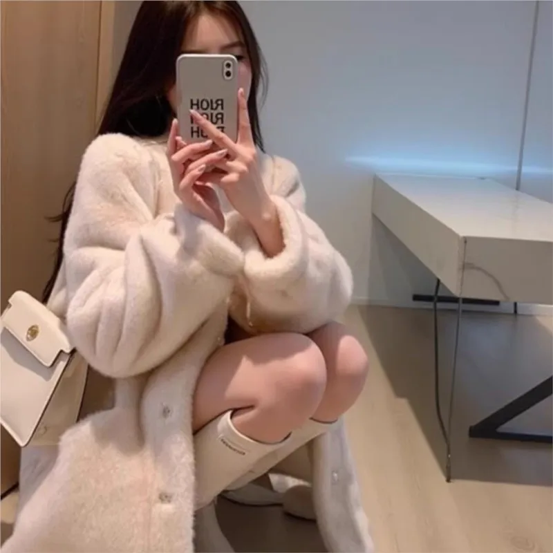 El nuevo abrigo de piel de moda de longitud media de MAO MAO con una mezcla de sensación