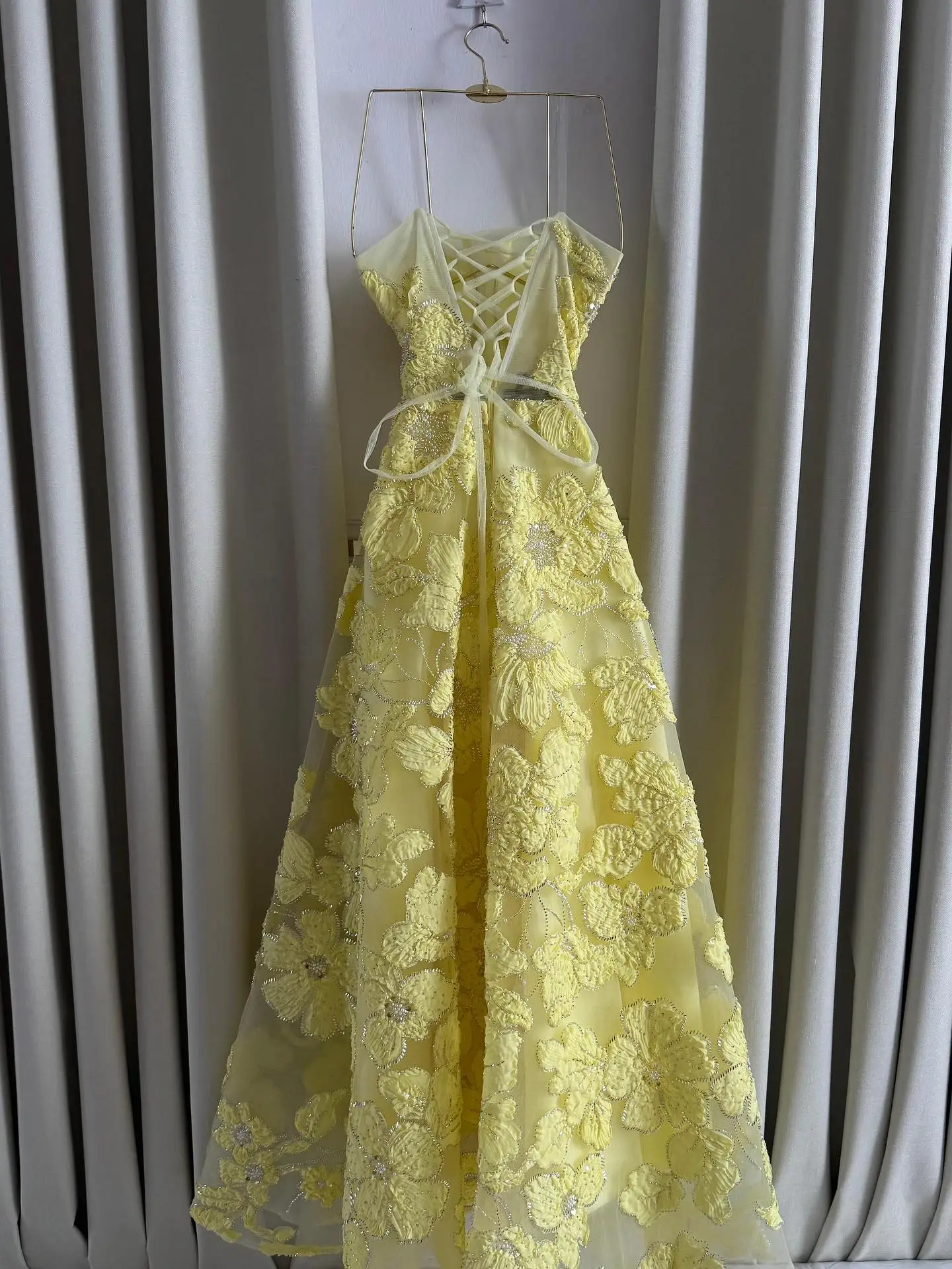 Contessa Aangepaste strapless lieverd A-lijn avondjurk lange tule jurk met 3D bloemenkant applicaties en kralen korset terug