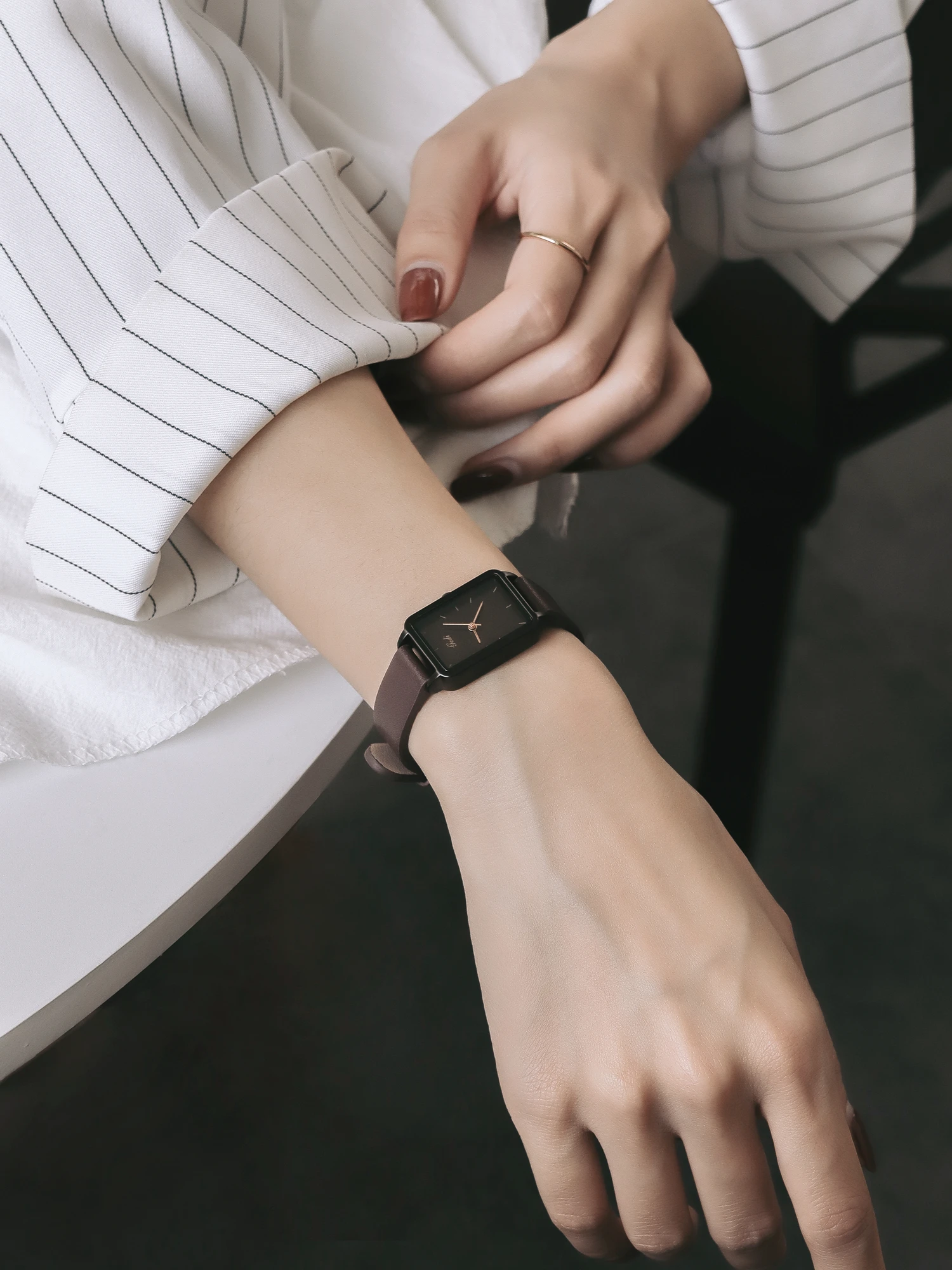 ساعة موديل جديد 2025 للنساء، فاخرة خفيفة، مزاج بسيط، بنات عصرية، طلاب، مجوهرات نسائية، هدايا للنساء