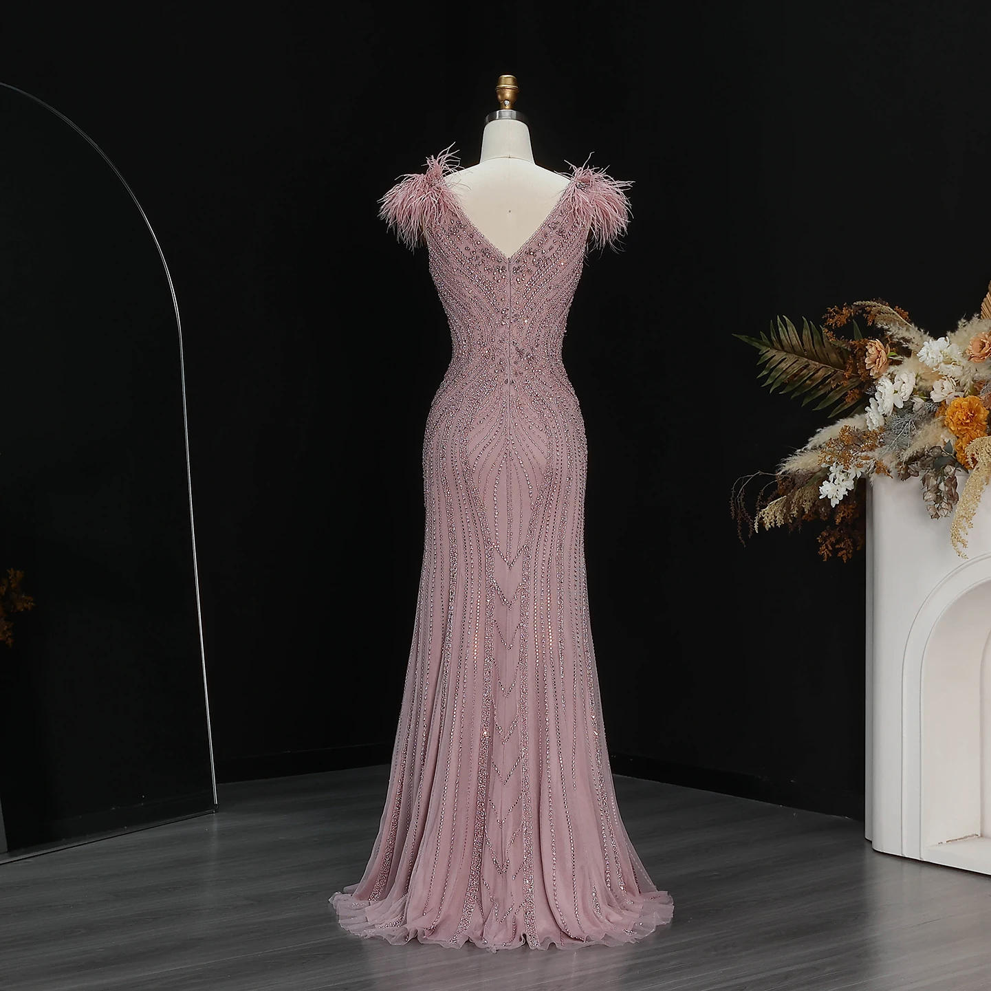 Sharon Said Luxuriöses Meerjungfrauen-Abendkleid mit Federn, Perlen und tiefem V-Ausschnitt, geeignet für Hochzeitsgäste, Partykleider SS122, maßgeschneidert. – Detail 9