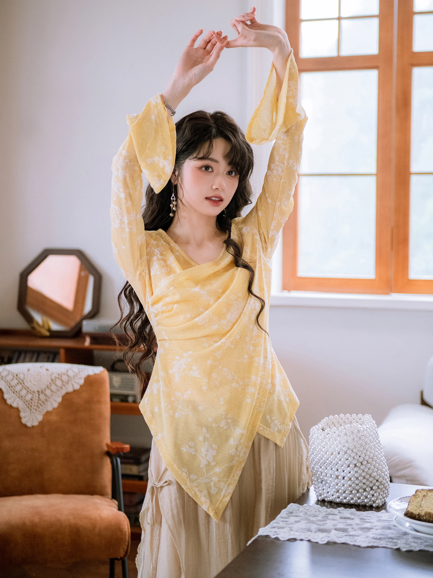 

Женская блузка Nanfeng Valley Yue Zhi Light Velvet Net с V-образным вырезом, весенний дизайн, с эффектом утяжки талии, с длинными рукавами-колокол