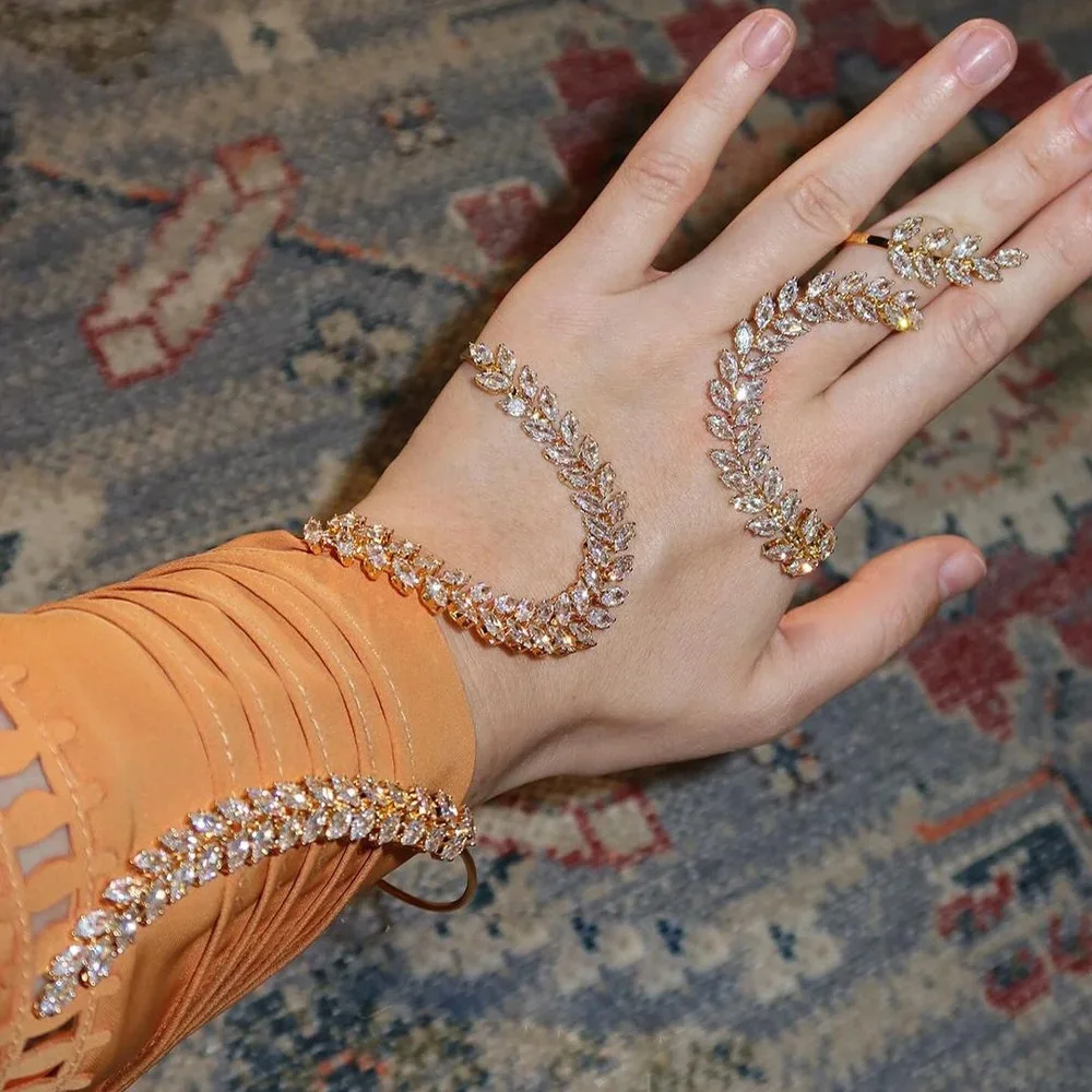 

2025 New Bohomian Crystal Leaf Bangle Open Cuff Bracelet for Women Luxury Metal Surround Palm Bracelet Bangle Hand Jewelry