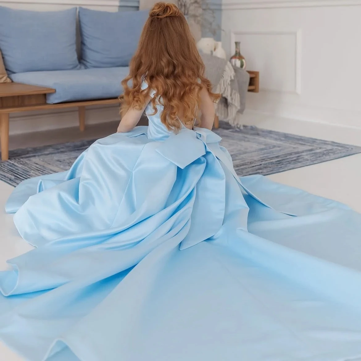 Blumenmädchenkleid 2026 Himmelblau Satin Schulterfrei Große Schleife Lange Schleppe Kinder Tauf- und Kommunionskleid Maßanfertigung Großhandel – Detail 2