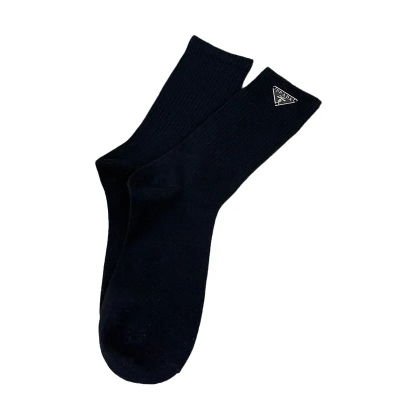 الكلاسيكية لون نقي أسود أبيض حرف P تسمية مثلث المألوف للجنسين منتصف العجل مخيط يدويا جوارب قطنية ممشطة