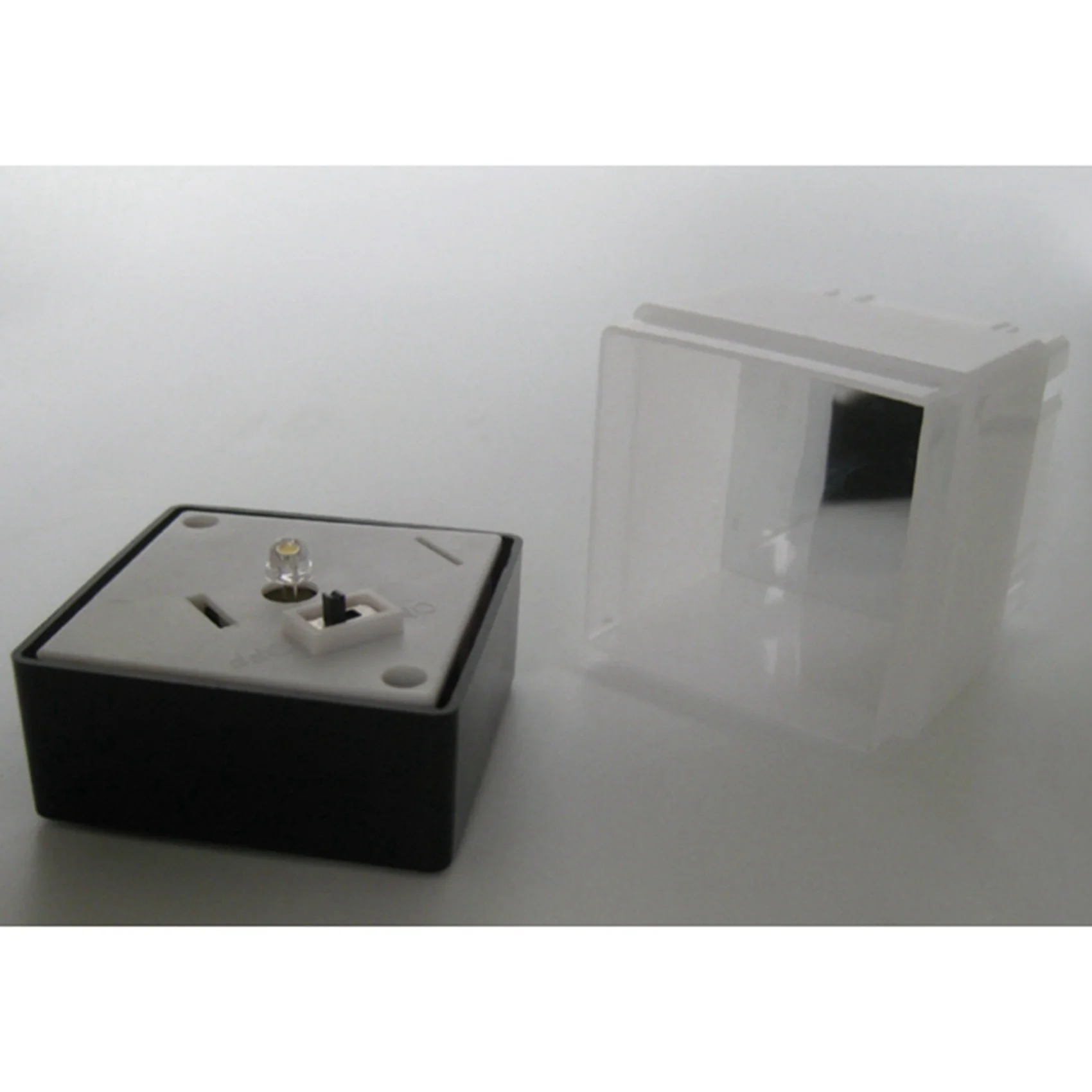 

【ЭФФЕКТИВНЫЙ】2X светодиодный солнечный светильник для столбов, работающий от солнечной энергии, для наружного освещения заборов, ворот, столбов, для сада и двора (теплый свет)