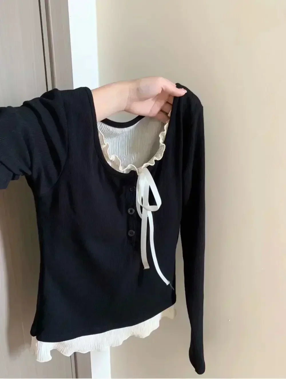 الكورية الأزياء اقتصاص التي شيرت المرأة طويلة الأكمام Coquette الدانتيل الشارع الشهير القوس تي شيرت جولة الرقبة قمم خمر الجمالية