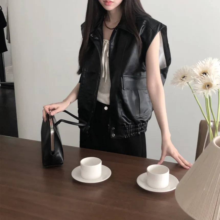 Clothland Women Vintage Black PU Leather Jacket Zipper Sleeveless Vest Pocket Female Outwear Coats Mujer MA146