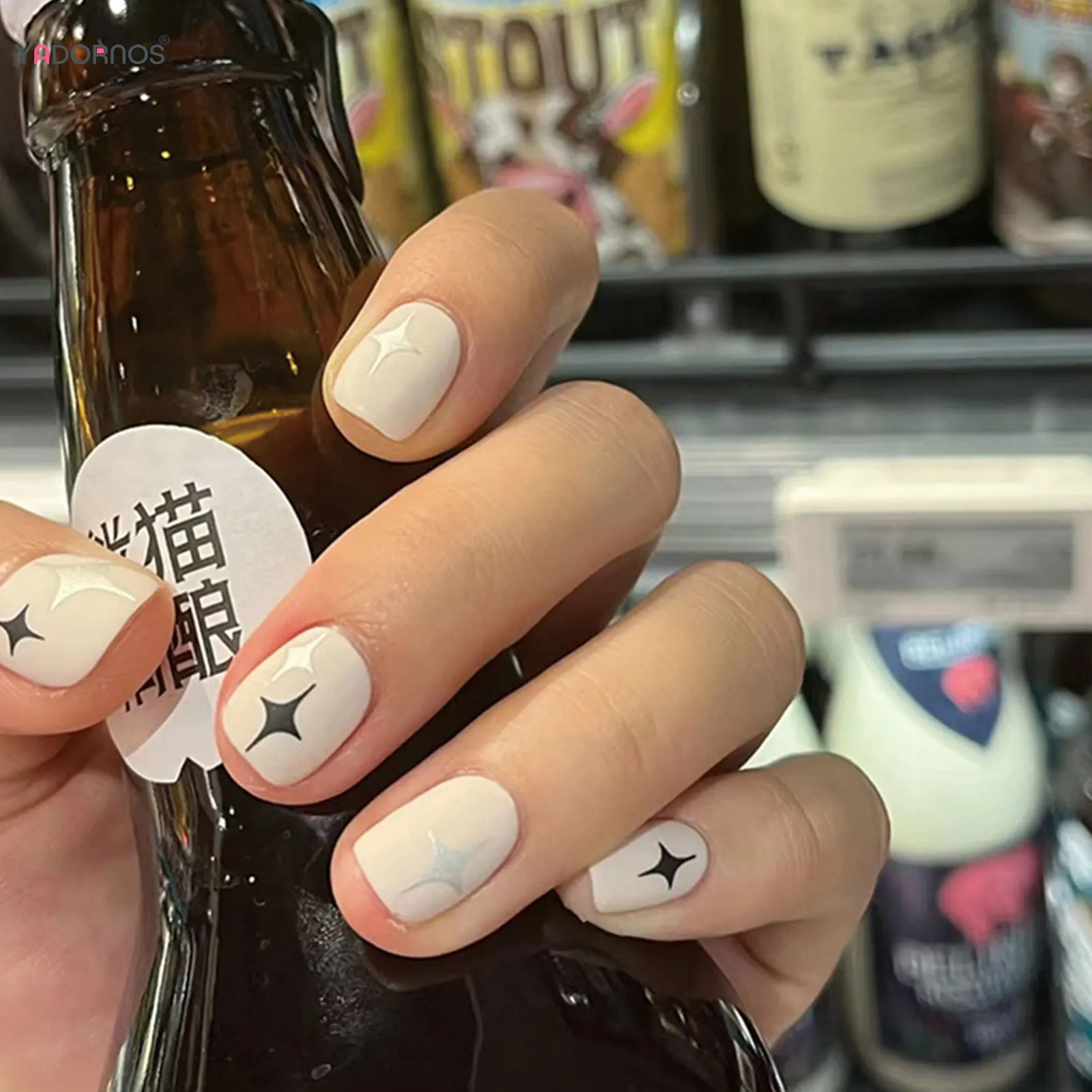 Weiße, matte Kunstnägel im Y2K-Stil mit Stern-Designs, wiederverwendbare, mattierte Kunstnägel, kurzes Drücken auf vollständigen Nagelspitzen, DIY-Maniküre