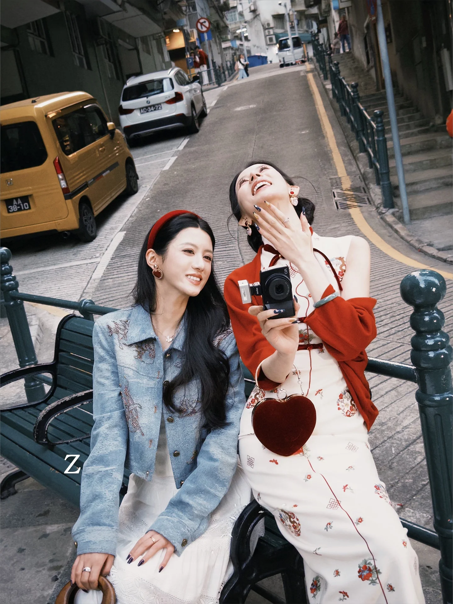 

Вышитый хлопковый джинсовый жакет с кружевной отделкой и льняная юбка: повседневный комплект для женщин на весну-лето