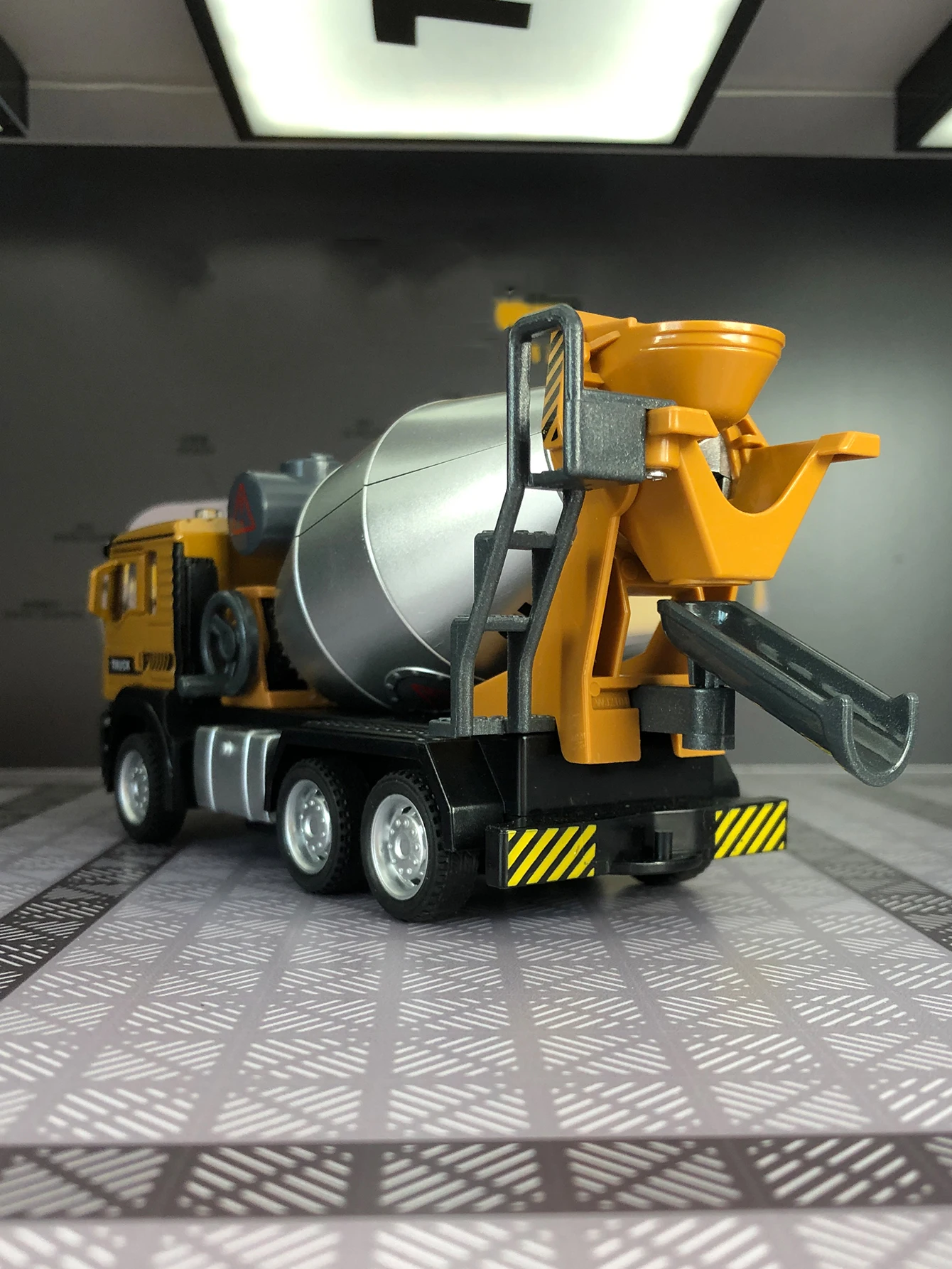 

1:50 модели грузовика-смесителя из сплава, модели шин можно рулосить, двери можно открыть, тонкая работа и хорошее качество.