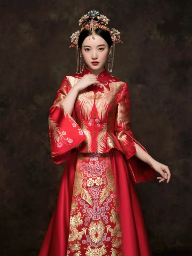 

New red wedding dress for brides with a long tail dragon and phoenix gown Chinese-style