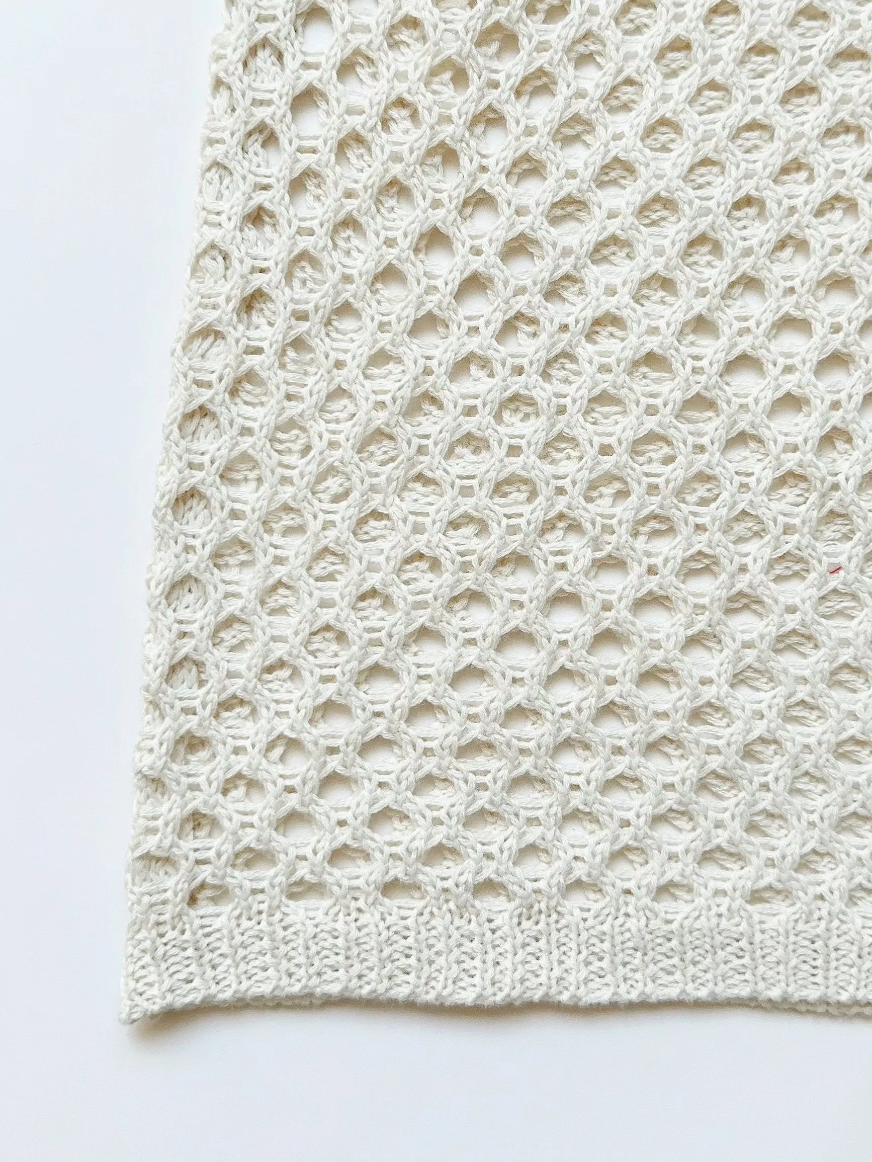 Lässiges, tailliertes Strick-Kurzkleid, Strandkleid mit seitlichem Tunnelzug und Cut-Outs, trendige Damen-Strandmode – Detail 15
