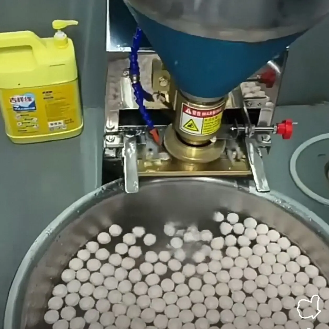 

Коммерческая автоматическая машина для формования фрикаделек, 280 кг/ч, формовочная машина для фрикаделек из нержавеющей стали, машина для формования рыбных шариков из говядины