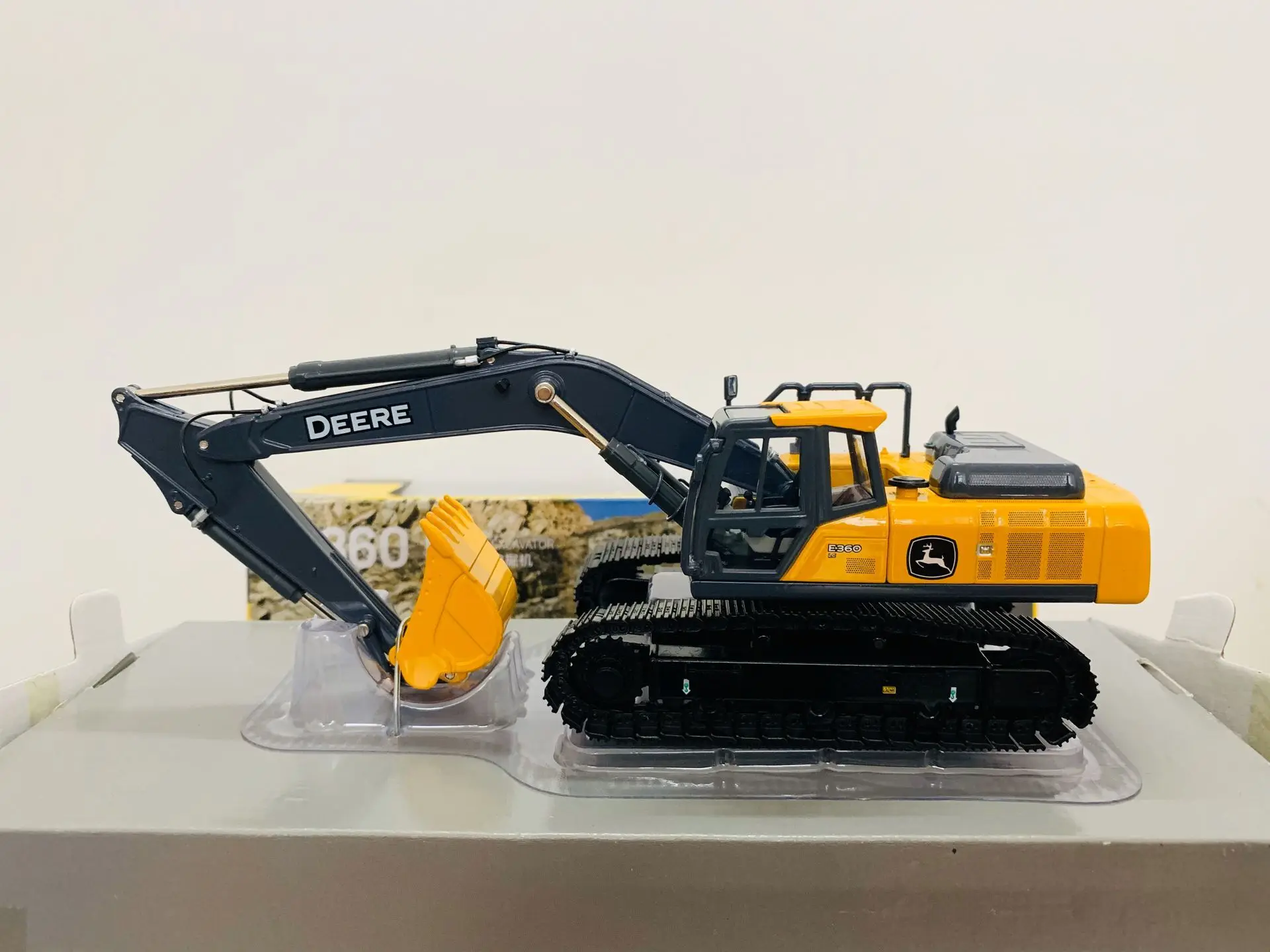 

E360 LC Excavator Metal Tracks 1:50 Scale DieCast Model New in Box