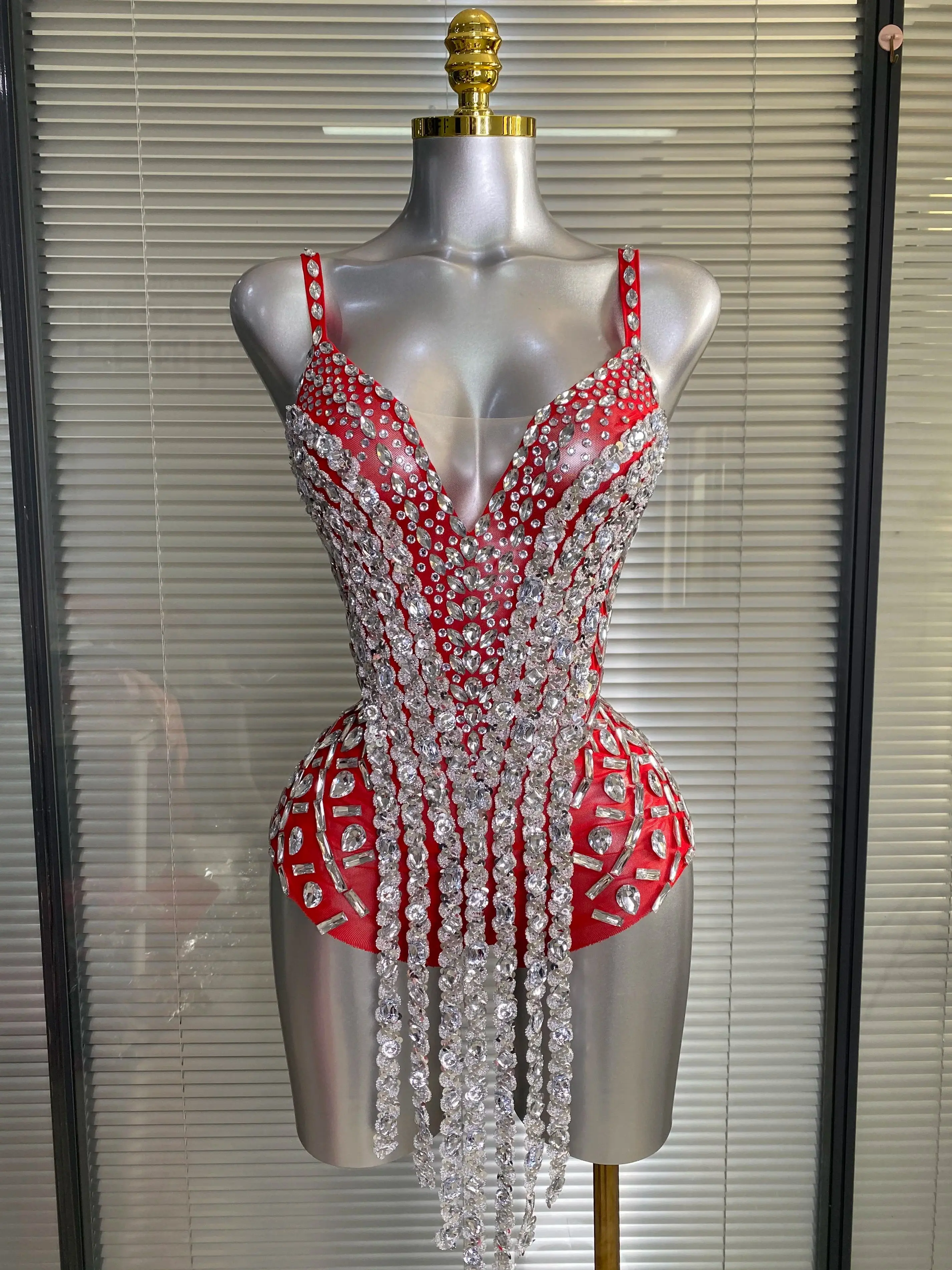 

Блестящий костюм-боди с красной бахромой и кристаллами, сексуальный, с открытой спиной, для сценических выступлений.