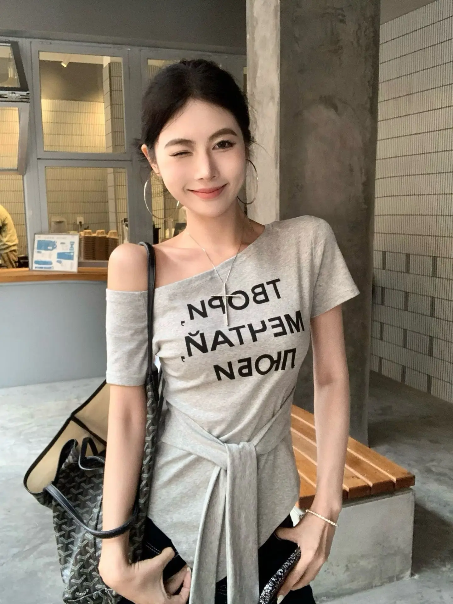Damen Sommer T-Shirt mit Buchstaben-Print, One-Shoulder, Kurzarm, Slim-Fit Top, Mädchen Kurzes Studenten-Basisshirt, Lässiges T-Shirt für Frauen – Detail 15