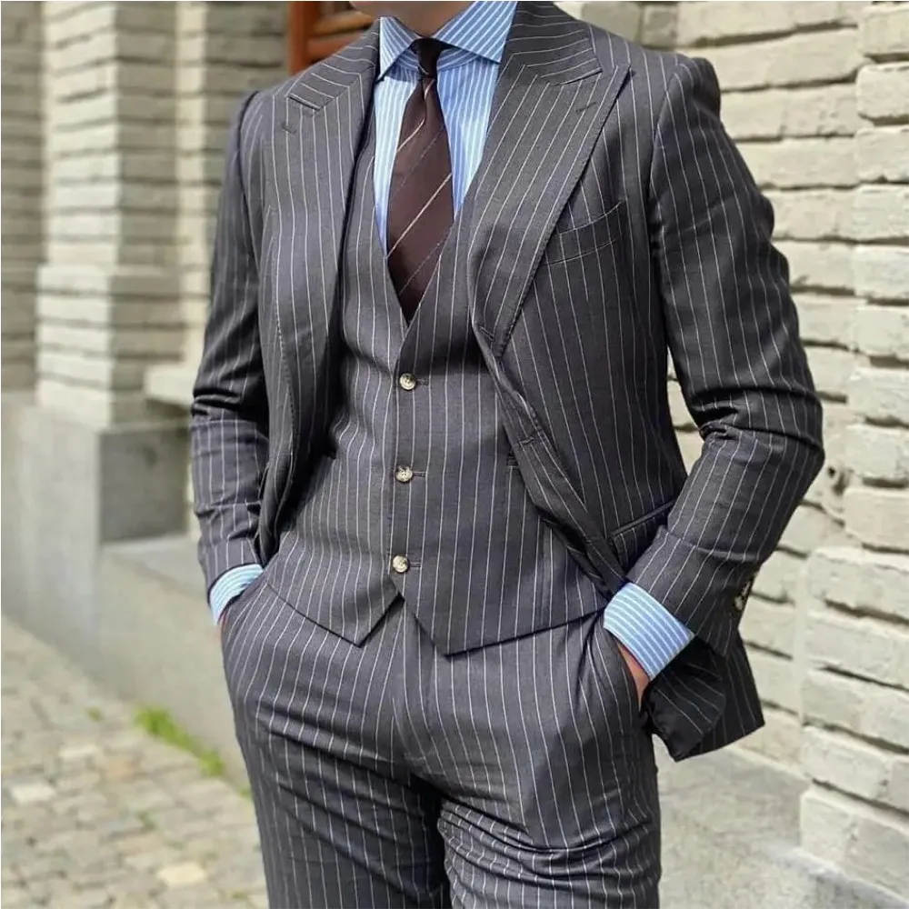 

Dark Grey Stripe Men Suits Formal Occasion Peaked Lapel Man Blazer 3 Piece Wedding Groom Business Tuxedo Classic Fit Male Outfit