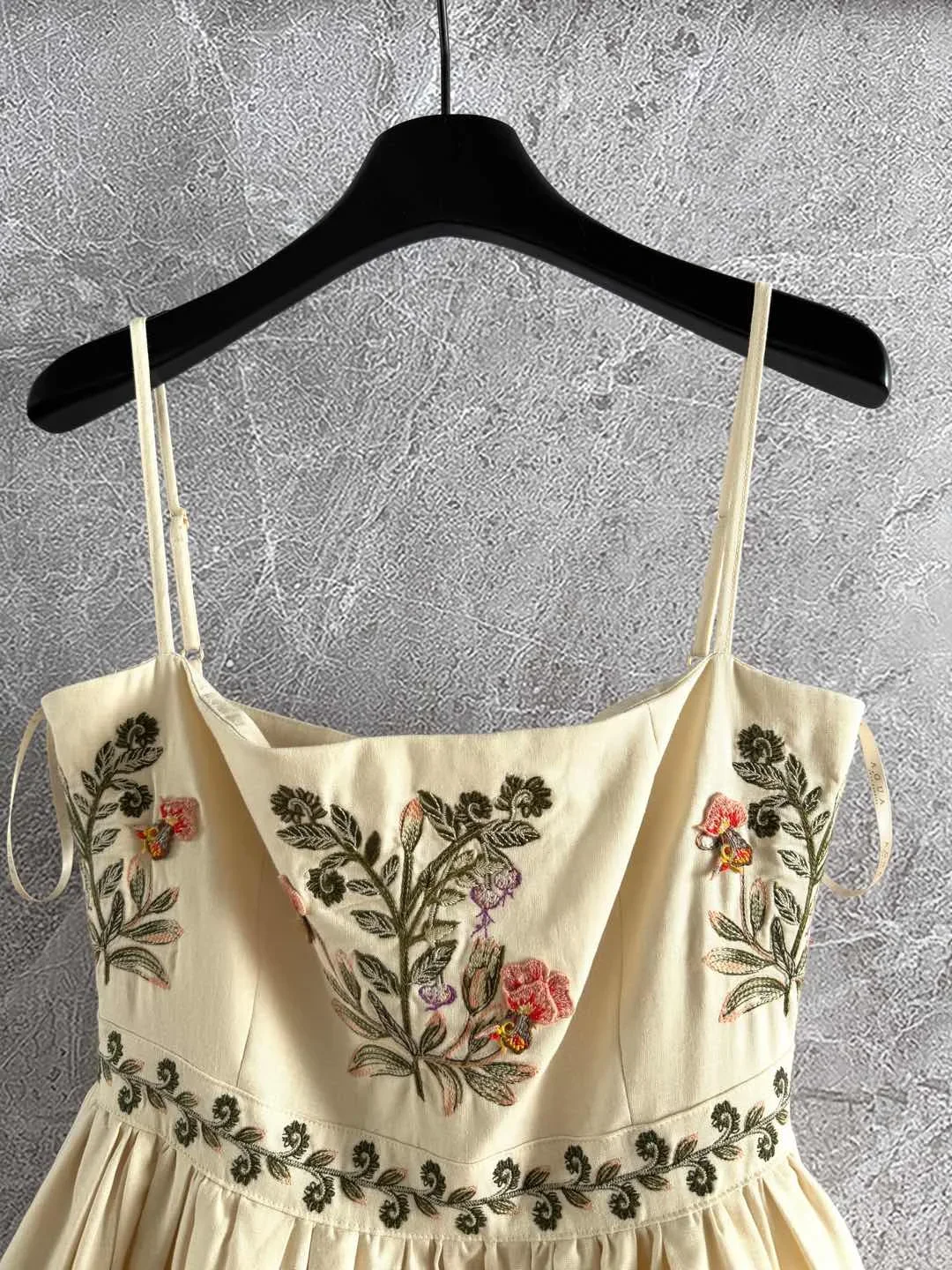 Damska mini sukienka na ramiączkach, wykonana w 100% z lnu, z haftem kwiatowym