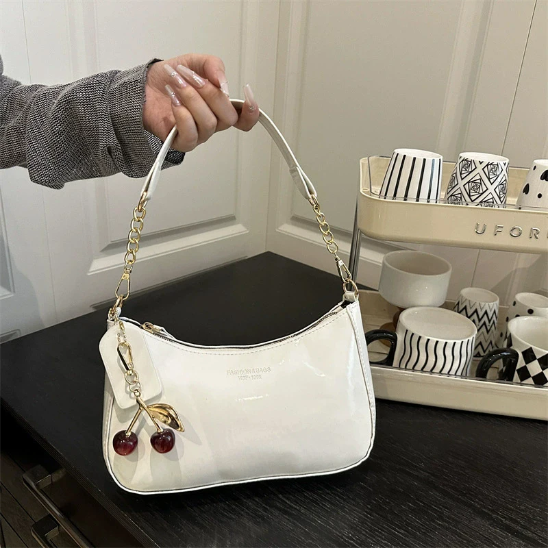 Neue Modische Damen-Handtasche aus PU-Leder, Einfarbig mit Kirsch-Anhänger, Vielseitige Schultertasche, Damen-Umhängetasche für den Alltag – Detail 8