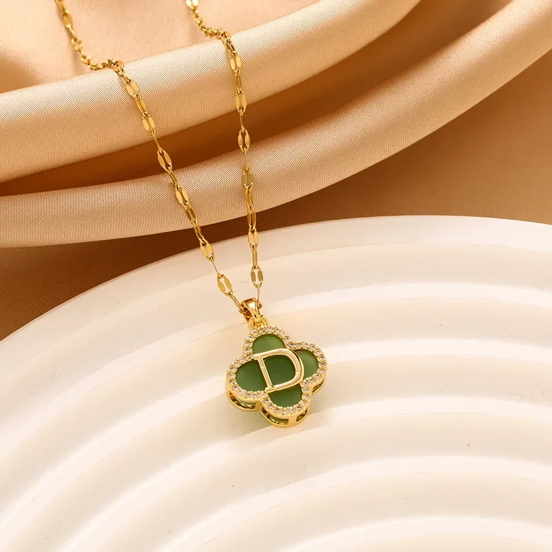 Новое четырехлистное колье изумрудного цвета с нишевым дизайном и цепочкой на ключицу, инкрустированной бриллиантами.