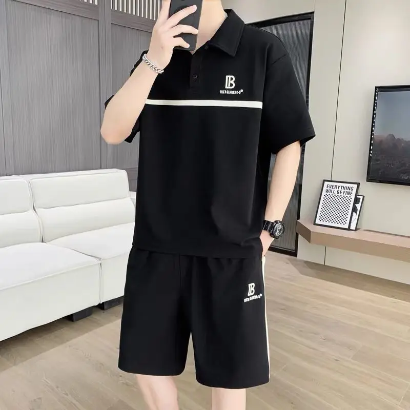 

Мужской летний комплект 2026: Новая стильная повседневная рубашка-поло и легкий спортивный костюм. Модный брендовый тренд.