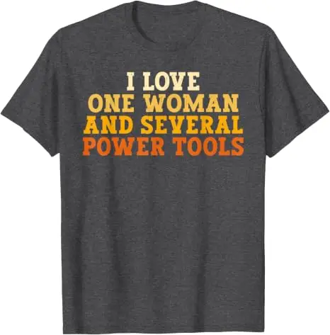 Ich liebe eine Frau und mehrere Elektrowerkzeuge. Lustiges Retro-T-Shirt mit Humor-Aufdruck. Y2k-Humor für Holzarbeiten, Handwerker, Zimmermann, Werkstatt. – Detail 7