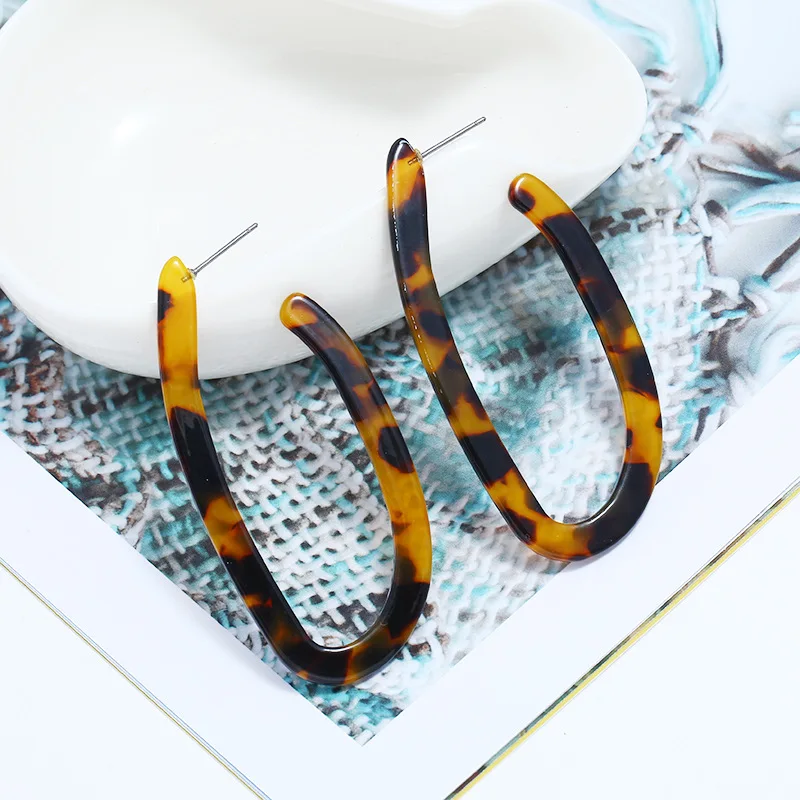 U Shaped Leopard Women's Dangle Earrings Brown Beige Acrylic Random Leopard Dot Hanging Earrings for Female Bohemian Jewelry