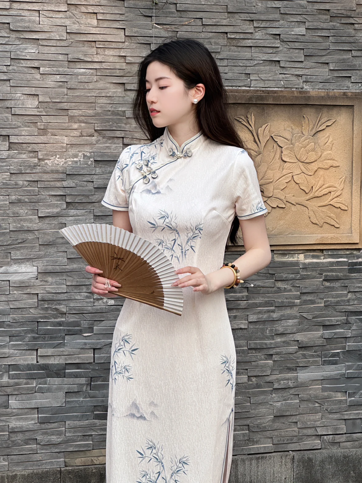 

Длинное белое платье-ципао в стиле ретро, вдохновленное южным ухайским стилем, простой дизайн для девочек, модифицированная версия.