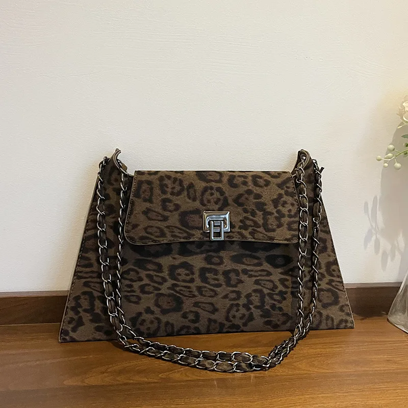 

2025 Winter Chain Shoulder Bag, Textured Crossbody Purse for Women, Chic Commuter Tote, Minimalist Day to Night Bag, Versatile