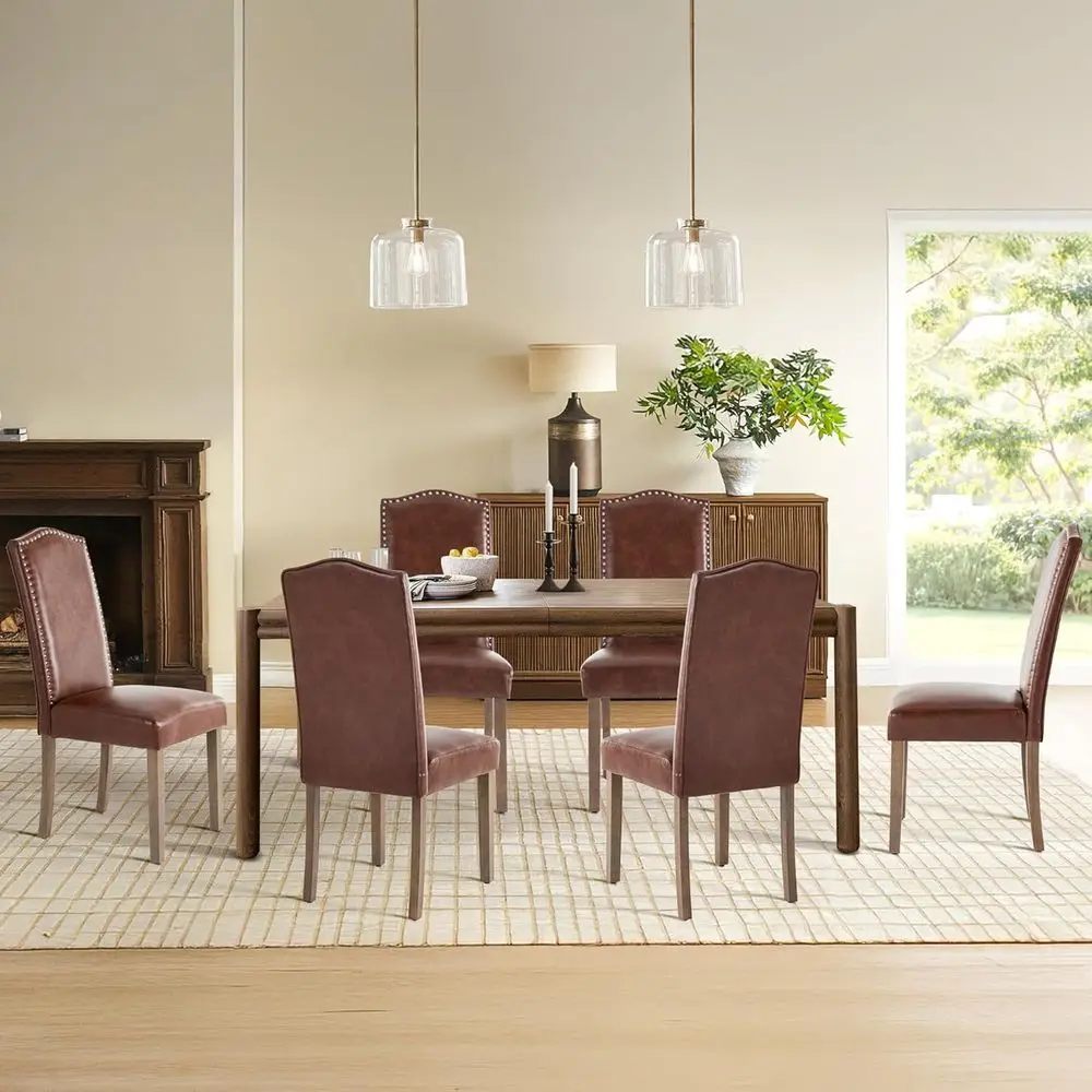 كراسي بارسونز حديثة مكونة من قطعتين من البولي يوريثان باللون البني الفاتح مع زخرفة رأس أظافر فضية وأرجل خشبية