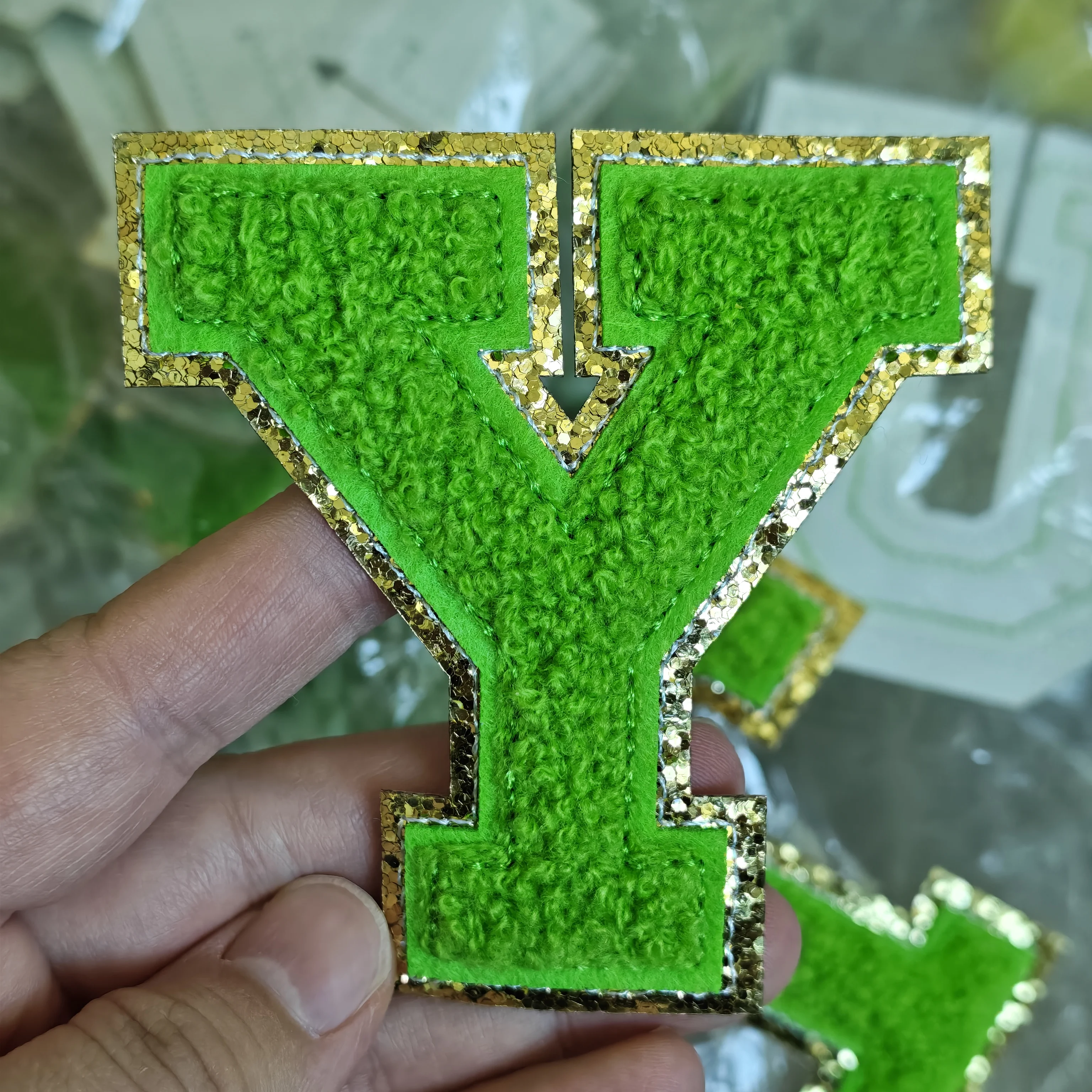 Grüne Buchstaben-Pailletten-Aufnäher, Handtuch-Stickerei-Alphabet, Filz-Chenille-Aufnäher zum Aufnähen für DIY-Zubehör, Glitzer-Applikation A-Z 8CM