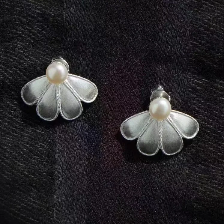 Vintage Fashion Four Leaf Petal Inlaid with Freshwater Pearl Stud Earrings for Women Quality Daily Jewelr Gift Niche Design INS