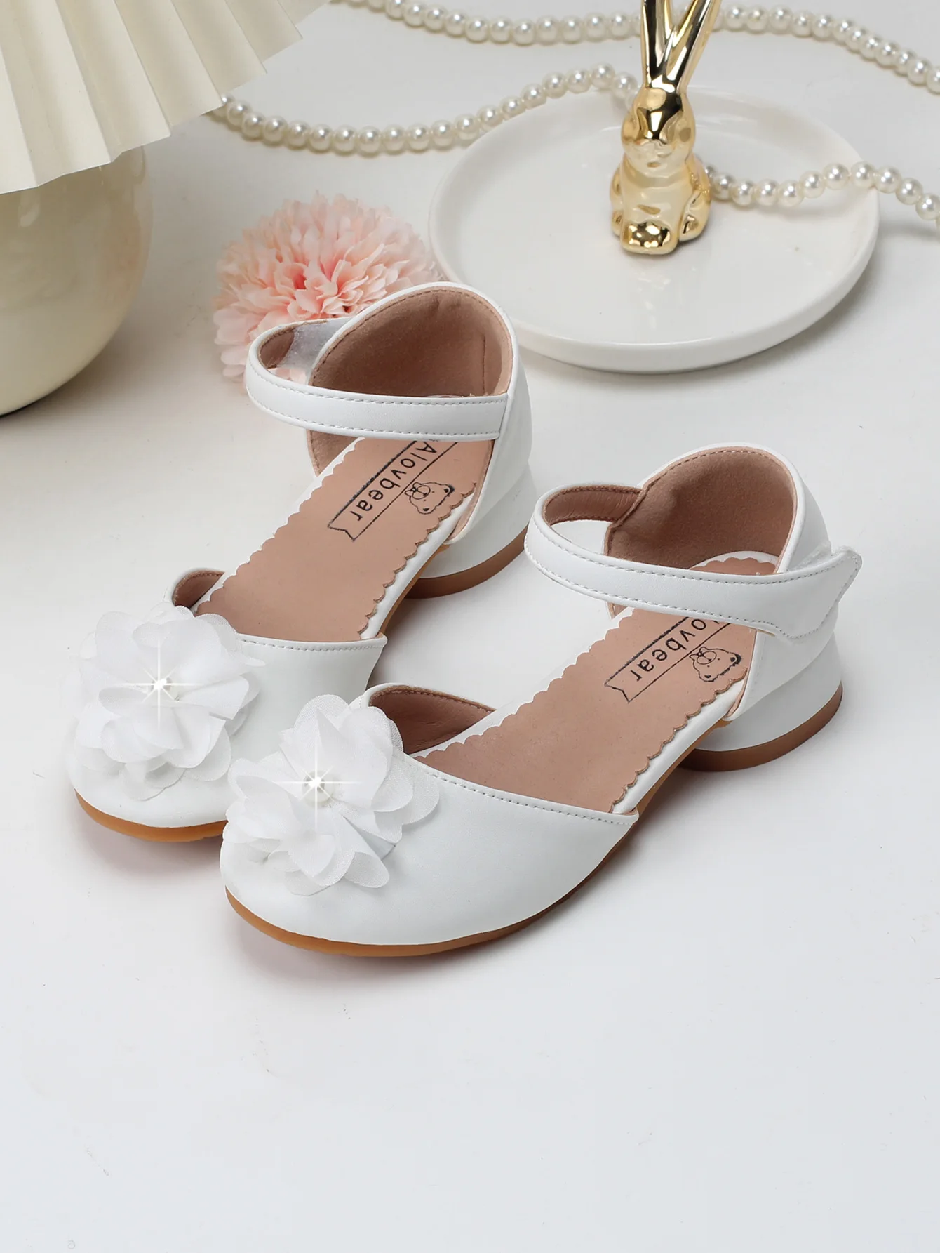 White girl flat shoes summer new comfortable and non slip children\'s princess shoes flower decorated little girl hollow sandals