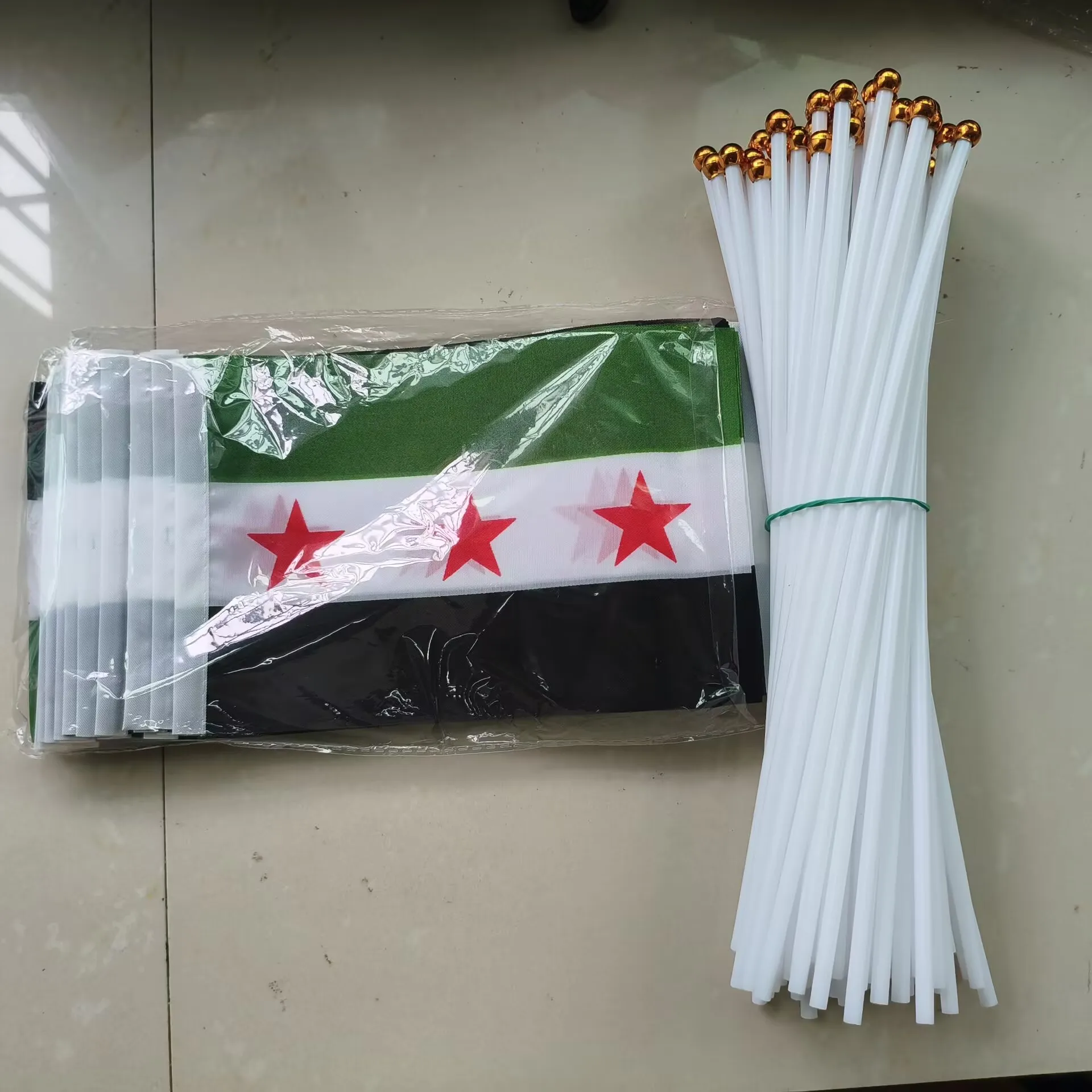 aerlxemrbrae    50pcs/lot   14x21cm  Syria Hand Flag Polyester Three Star The Syrian Arab Republic Syrian with Flagpole