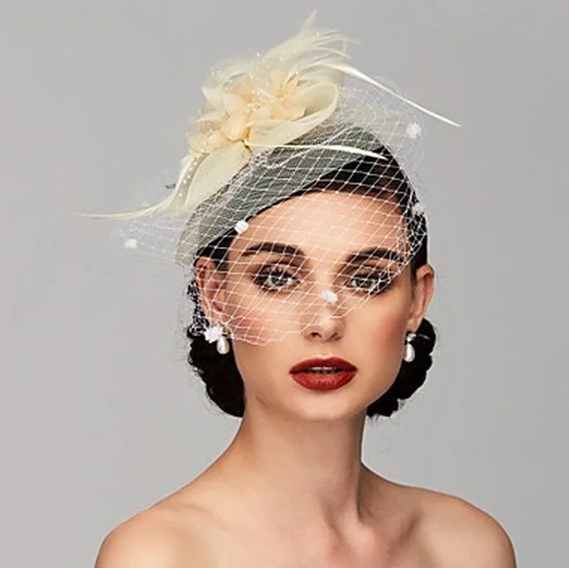 

Элегантный женский шляпный комплект: фетровая шляпа, сетка, цветы. Идеально для церкви, вечеринок, свадеб, косплея, дней рождения.