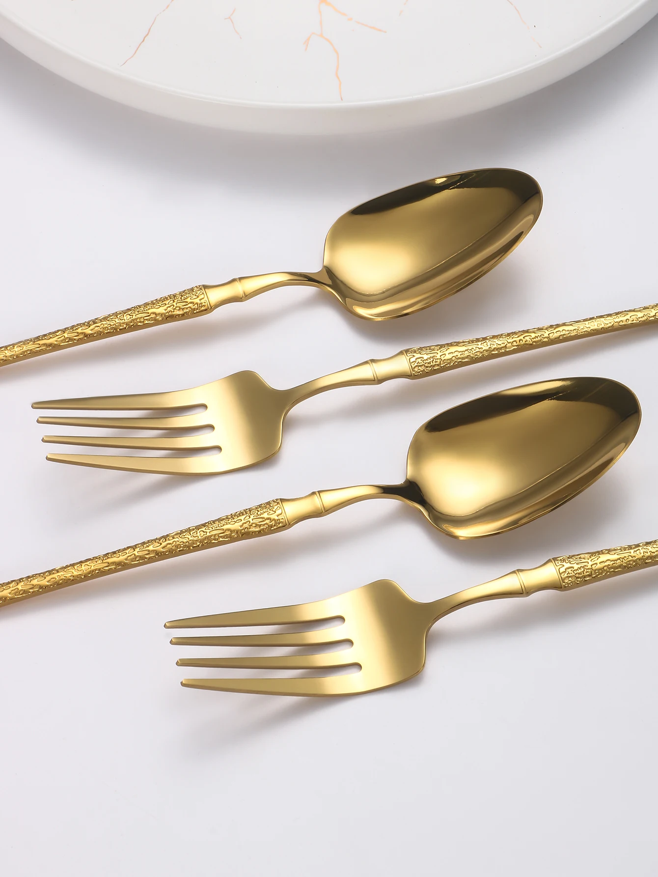 15-Piece Stainless Steel Cutlery Set Features a Mirror-Polished Finish with Hammered Handles and a Luxurious Gold Finish. Includ