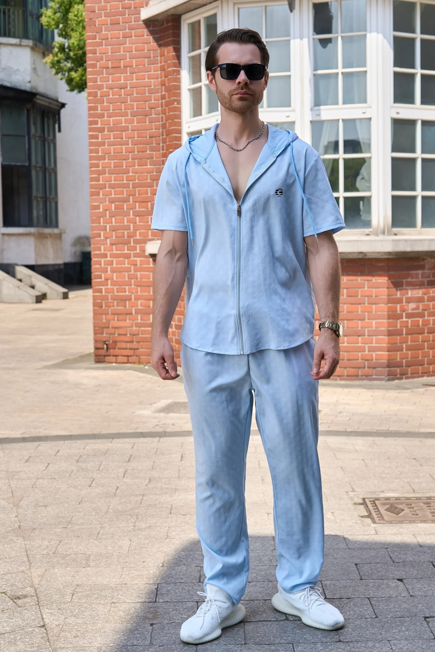 A new spring and summer casual sports hooded set for men, a two-piece set of loose short-sleeved shirts and long pants for Hawai