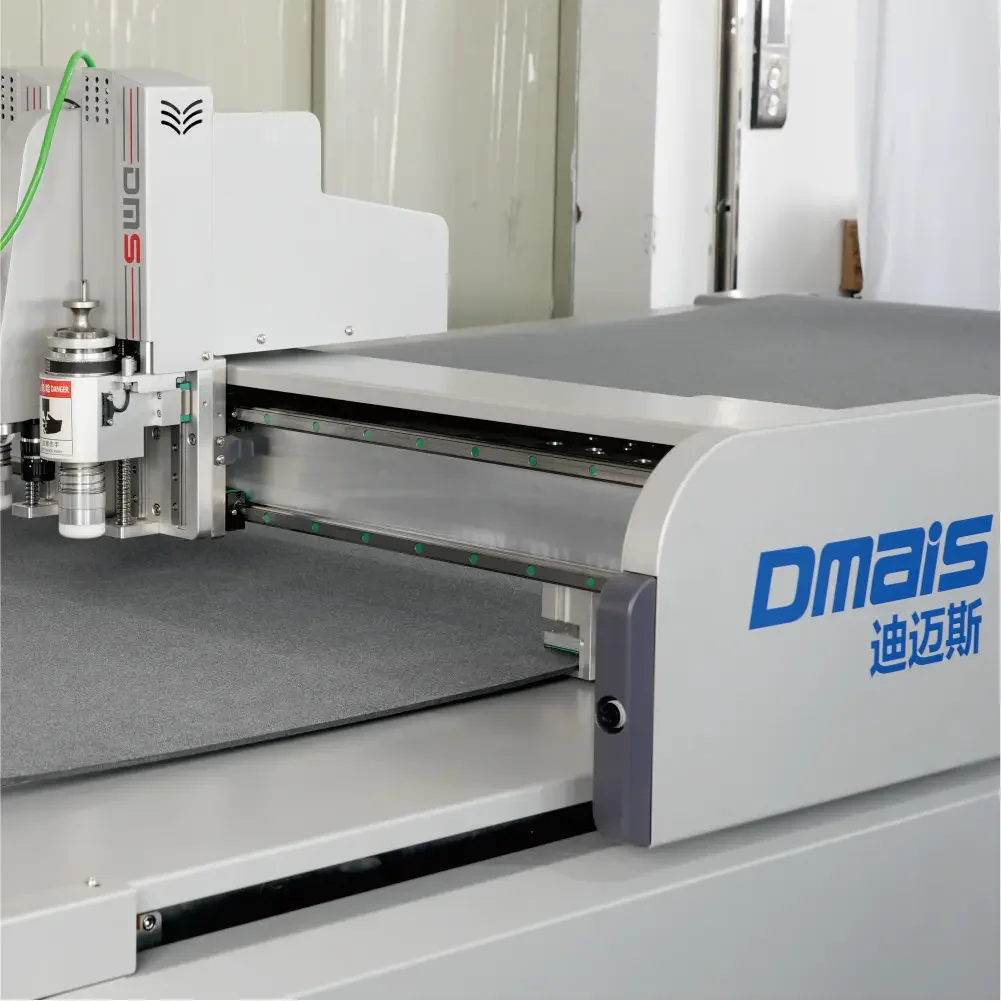 Machine de découpe multicouche avec caméra supérieure pour couper les tissus et textiles