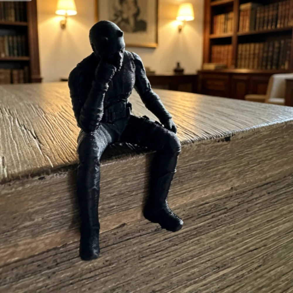 Figurine Tactique Masquée Noire Imprimée en 3D, Pose Contemplative Assise, Ornement de Bureau Honme pour Décoration de Maison, Bureau, Setup Gaming, Cadeaux