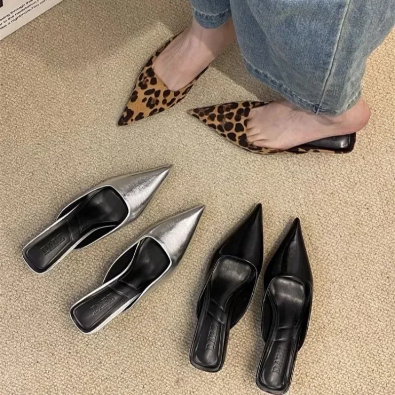 Nuevas zapatillas de mujer con estampado de leopardo a la moda, zapatos informales para mujer, tacones bajos, chanclas elegantes para exteriores para mujer