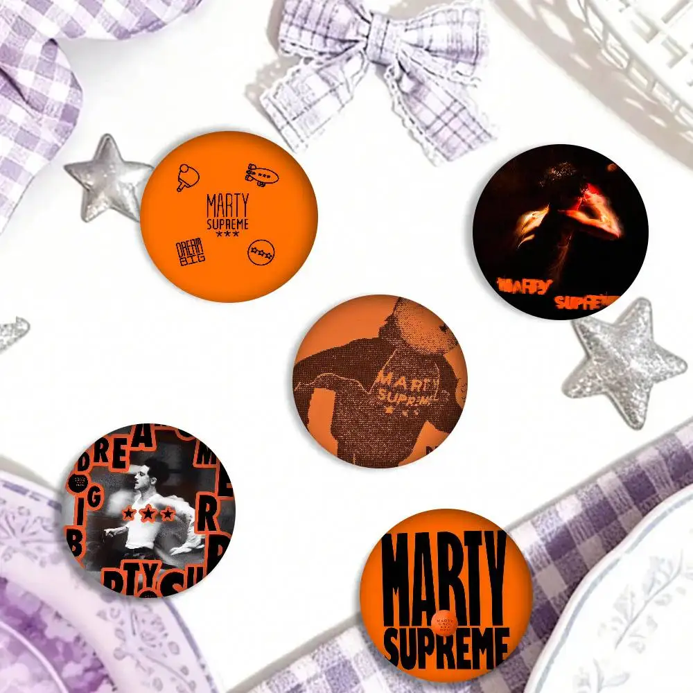 Film Marty S-Supreme Logo Anime Foto-Broschen Kreative Runde Anstecknadeln Geschenke Pins
