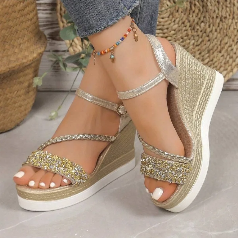 novas-sandalias-romanas-de-verao-2026-confortaveis-com-salto-anabela-bico-redondo-e-strass-–-sandalias-de-luxo-confortaveis-e-sensuais-para-mulheres