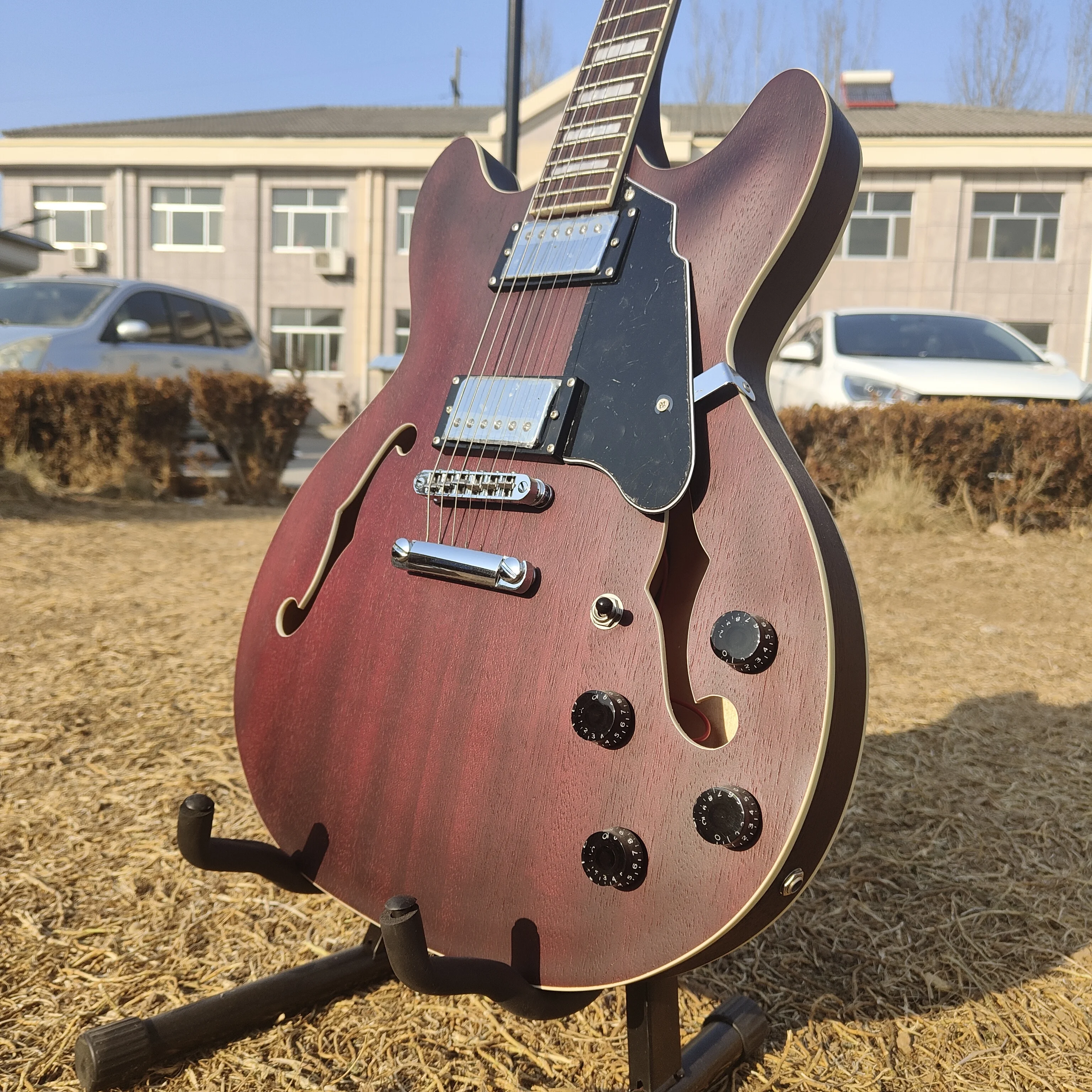

Brown wood grain, F-hole S hole, semi-hollow jazz 6-string electric guitar