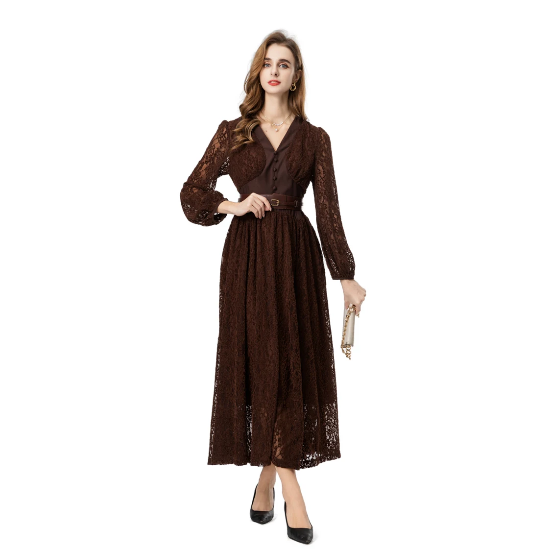 Sukienka maxi z satyny w kolorze bogatego brązu, wykończona koronką, z dekoltem w serek, długimi rękawami, zapinana na guziki z przodu i z paskiem do wiązania, idealna na co dzień.