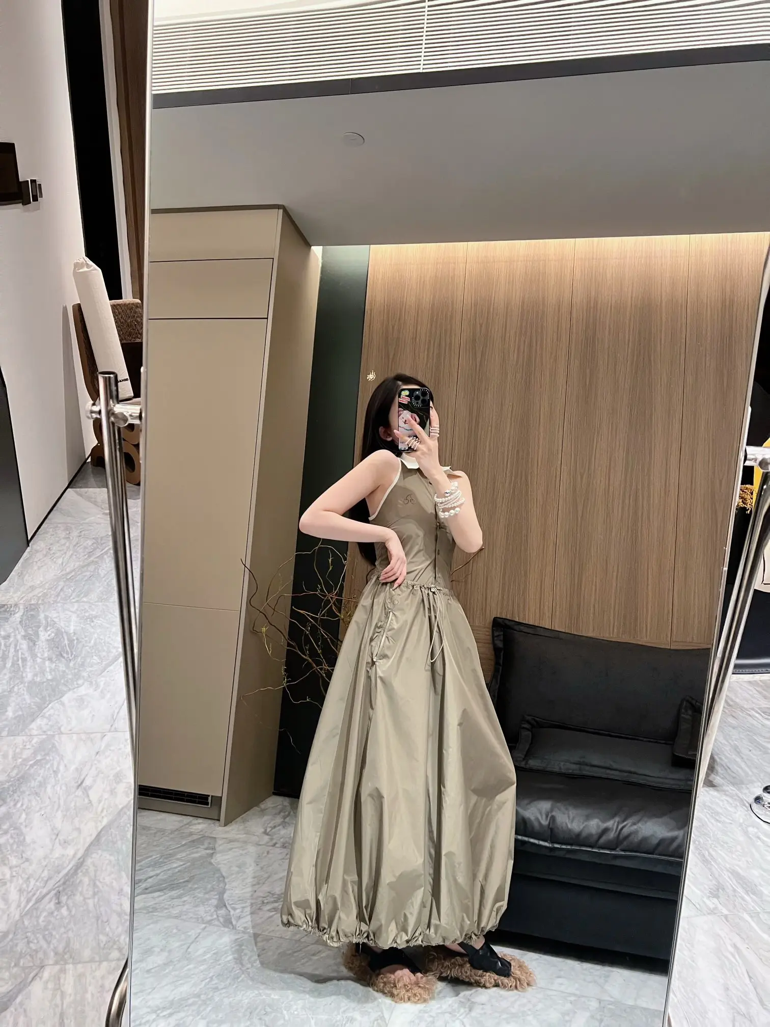 

Летний модный комплект: жилет с воротником в стиле колор-блок, юбка-клеш с завышенной талией, украшенная вишневыми стразами, из хлопковой ткани