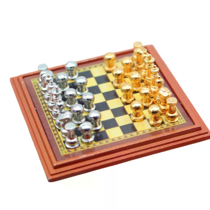 ديكور 1:12 دمية مصغرة؛ مجموعة شطرنج دولية مصنوعة من سبيكة؛ لعبة أطفال