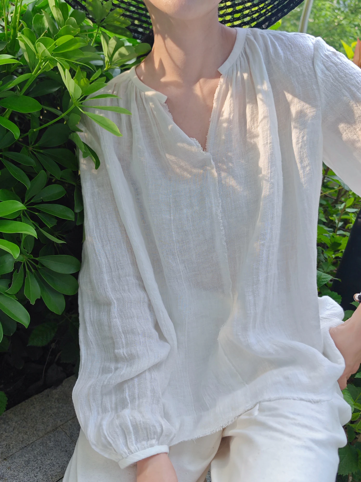 

Белая льняная рубашка свободного кроя с длинным рукавом и V-образным вырезом для женщин: летняя, дышащая, комфортная, с ощущением прохлады