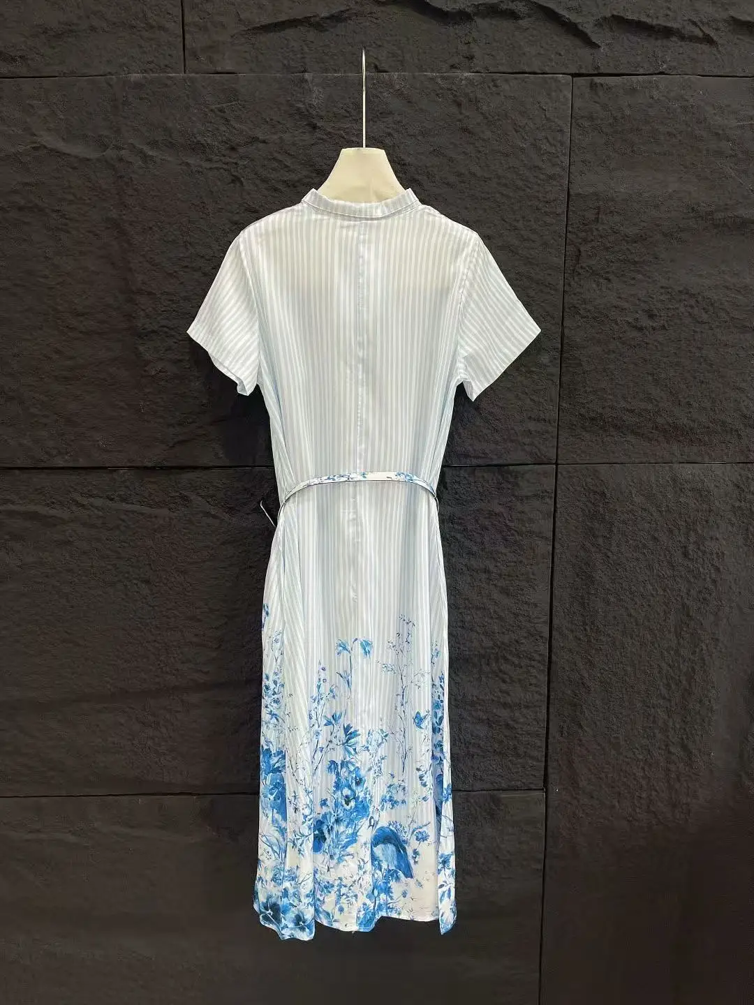 Luxurious and cool blue ink wash print wide stripe collarless single-button dress with belt, elegant and luxurious.