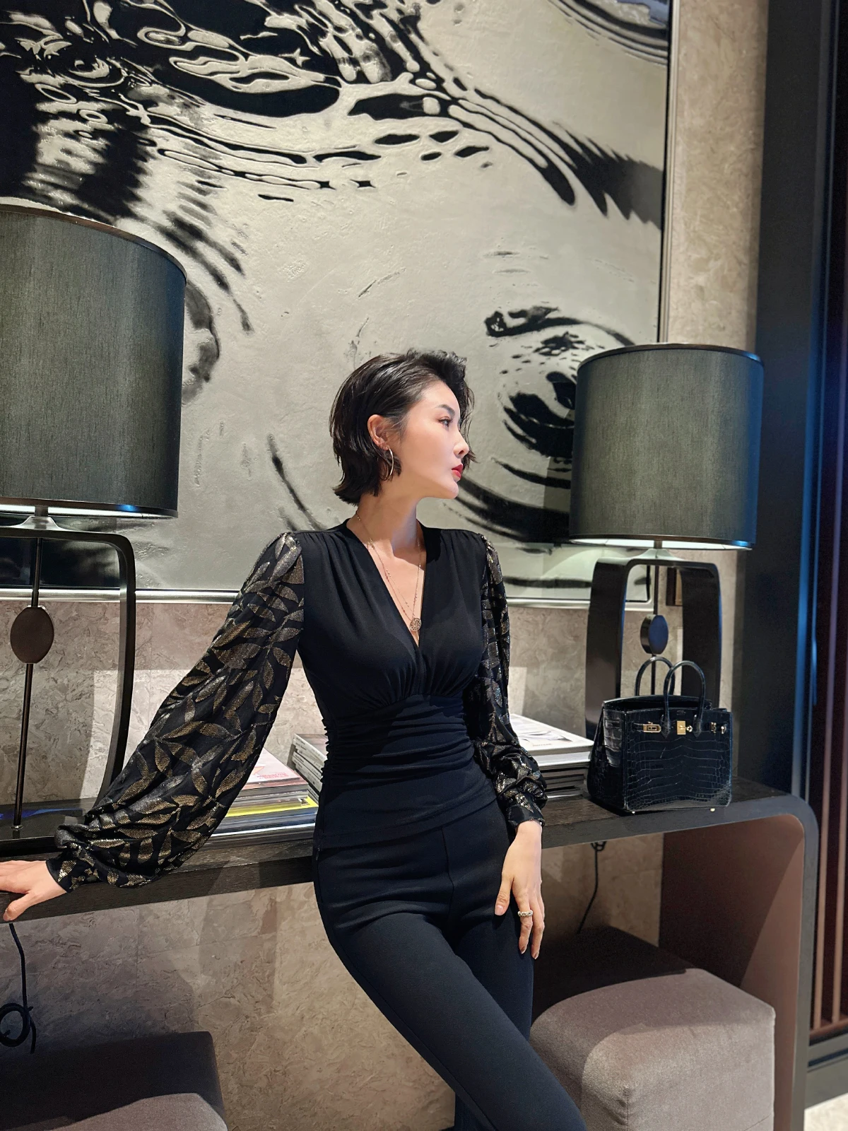 

Оригинальная осенне-зимняя футболка XULU из хрустального конопляного бархата с длинным рукавом, V-образным вырезом, облегающая, с золотой вышивкой, универсальная